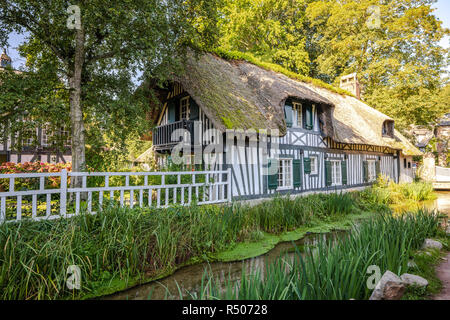 Cottage au toit de chaume à Veules les Roses en France. Banque D'Images