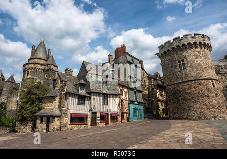 Vitré France, vieille ville, bâtiments médiévaux à colombages et cobblestone road. Banque D'Images