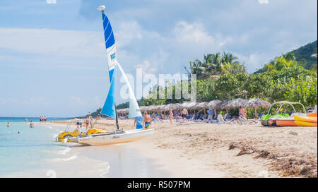 Catamaran sur Playa Jibacoa à Cuba avec un nombre de touristes de profiter du soleil. Banque D'Images