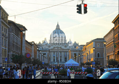 ROME, ITALIE - 13 octobre 2018 : des foules de gens à pied près de la Basilique Saint-Pierre au coucher du soleil à Rome, Italie. La cathédrale St Pierre dans la Cité du Vatican Banque D'Images