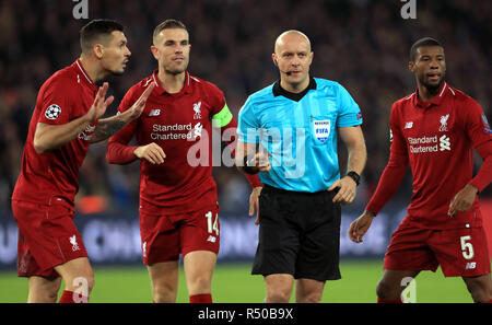 Dejan Lovren de Liverpool (à gauche), la Jordanie Henderson (centre) et Georginio Wijnaldum avec match arbitre Szymon Marciniak lors de la Ligue des Champions, Groupe C match au Parc des Princes, Paris. Banque D'Images