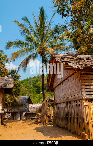 Maisons de village rural Lao traditionnel fait de bois et les murs en bambou fendu et construit sur des pilotis de bois entre Huay Xai et Pakbeng, Laos, République Banque D'Images