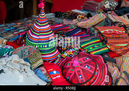 Une sélection de produits locaux colorés, des chapeaux, foulards,sacs, et des souvenirs pour la vente sur stand - Luang Prabang, Laos, République Banque D'Images