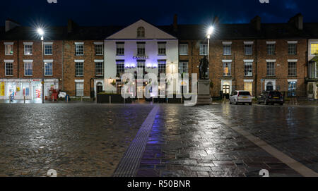 Place du Château, Caernarfon, Gwynedd, au nord du Pays de Galles. Image prise en novembre 2018. Banque D'Images