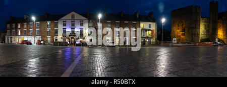 Place du Château, Caernarfon, Gwynedd, au nord du Pays de Galles. Image prise en novembre 2018. Banque D'Images