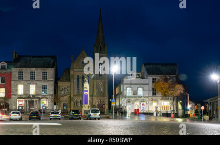 Place du Château, Caernarfon, Gwynedd, au nord du Pays de Galles. Image prise en novembre 2018. Banque D'Images