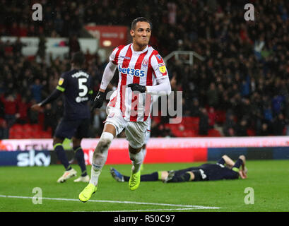 Stoke City's Tom Ince célèbre marquant son deuxième but de côtés du jeu pendant le match de championnat à Sky Bet bet365, le stade de Stoke. Banque D'Images