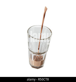 Verre de chocolat au lait pouring liquid Banque D'Images