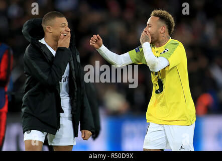 Paris Saint-Germain a Kylian Mbappe (à gauche) et Neymar célébrer après la Ligue des Champions, Groupe C match au Parc des Princes, Paris. ASSOCIATION DE PRESSE Photo. Photo date : mercredi 28 novembre, 2018. Voir l'ACTIVITÉ DE SOCCER histoire de PSG. Crédit photo doit se lire : Mike Egerton/PA Wire. Banque D'Images