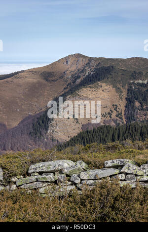 Vue verticale du mur de roches et d'avant-plan lointain, la tête de diable éclairée par le Sommet mondial sur la montagne, Banque D'Images