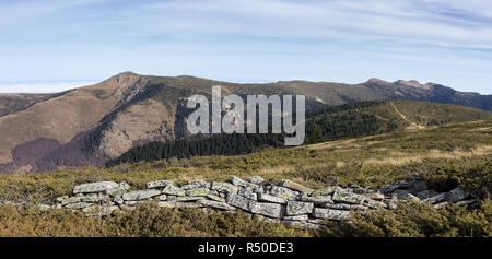 Vue panoramique de premier plan, mur de pierres et de soleil, loin de la tête du Diable et les trois collines (Tri cuke) sommets sur vieille montagne Banque D'Images