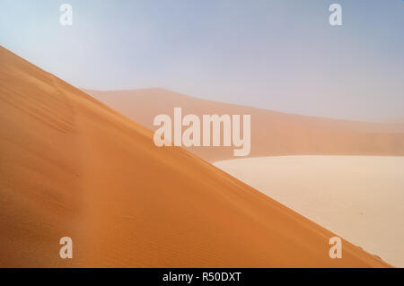 Chemin vers le haut, Big Daddy, des dunes du désert du Namib, Namibie Banque D'Images