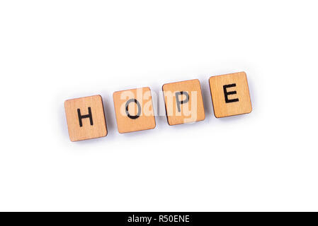 Le mot d'espoir, de l'épeautre avec des lettres sur un arrière-plan uni, blanc. Banque D'Images