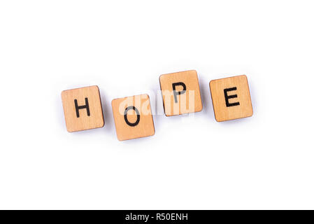 Le mot d'espoir, de l'épeautre avec des lettres sur un arrière-plan uni, blanc. Banque D'Images