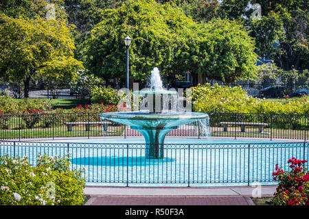 Fontaine de l'eau entouré de fleurs de roses dans la roseraie municipale, San Jose, San Francisco, Californie Banque D'Images