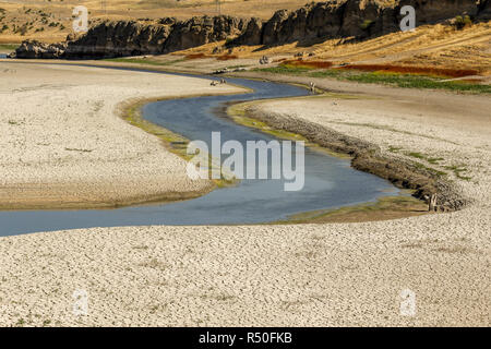 Sous la forme de zones arides et de la rivière réduit s, les collines sur le bord Banque D'Images