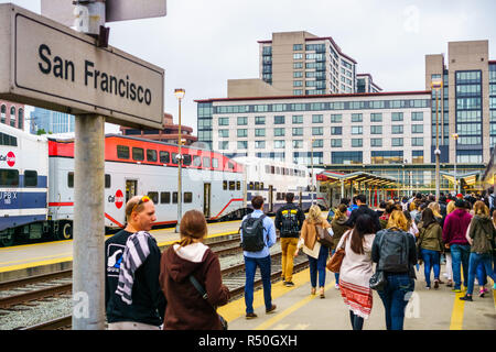 21 août 2018 San Francisco / CA / USA - des foules de gens sur une plate-forme de Caltrain après son arrivée à San Francisco Banque D'Images