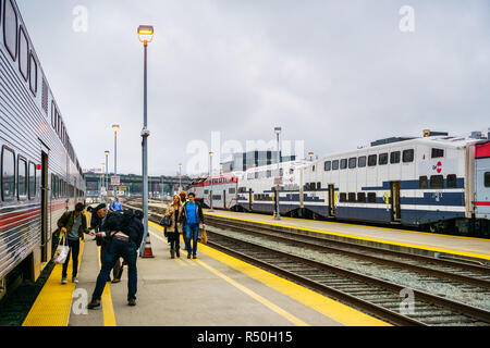 21 août 2018 San Francisco / CA / USA - Caltrain est arrêté à la gare de San Francisco ; personnes non identifiées sur la plate-forme Banque D'Images