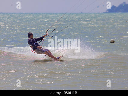 Le kite surf dans la baie de Chalong, Phuket, Thailand Banque D'Images