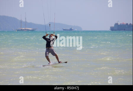 Le kite surf dans la baie de Chalong, Phuket, Thailand Banque D'Images