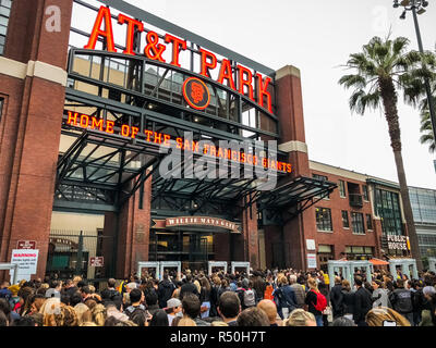 21 août 2018 San Francisco / CA / USA - des foules de gens qui attendent d'aller à l'intérieur de AT&T Park pour le concert de Ed Sheeran Banque D'Images