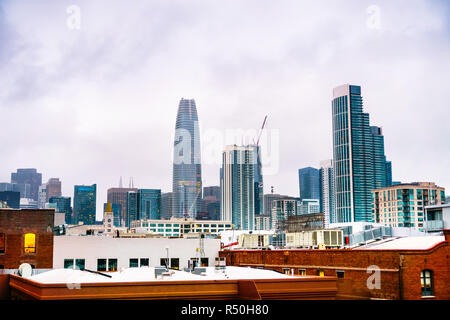 Soir vue sur le quartier financier de San Francisco skyline, avec de nouveaux et les gratte-ciel modernes, en Californie Banque D'Images