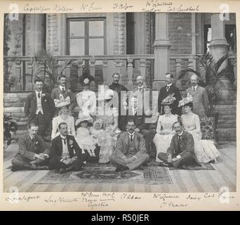 Un groupe vice-royal de Simla. Tous les nommés comme suit : '[article] Capt Wigram ; Ct Holden ; Mme Fenn ; Ct B.Carr ; M. Lawrence ; Col Sandbach ; Col Fenn. [Assis] [une femme non identifiée, peut-être à Nancy Leiter] ; Irene [Curzon] ; Cynthia [Curzon] ; [MVC Mary Curzon] ; le vice-roi ; Mme Lawrence ; Daisy [Leiter]. [Avant] Seigneur assis ; Seigneur Fencastle Suffolk ; Adam ; CT Ct' Marqueur. Collection : Curzon Curzon's première année en tant que vice-roi. 1899. photographie. Source : Photo 430/75(26). Langue : Anglais. Auteur : Inconnu. Banque D'Images