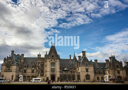 Rouler dans les nuages derrière la Chambre de Biltmore à Asheville, NC, USA Banque D'Images