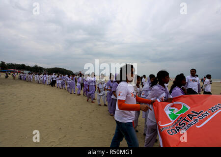 La journée de nettoyage du littoral est observé à Cox's Bazar. Les gens participent à l'élimination des déchets et débris de différentes plages et voies navigables Banque D'Images