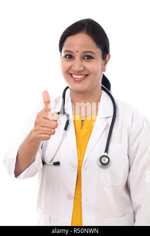 Jeune Indien Female Doctor showing Thumbs up sur fond blanc Banque D'Images