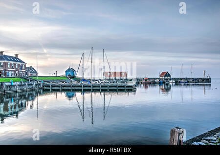 Heerenveen, aux Pays-Bas. 4 novembre 2018 : blue hour sur le port et le front de mer sur une belle journée sans vent en automne Banque D'Images