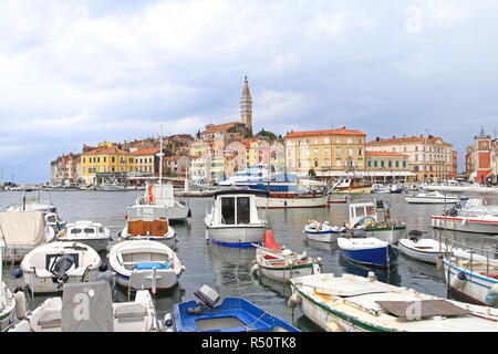 ROVINJ, Croatie - le 20 juin : Rovinj Harbour le 20 juin 2010. Port et ville pittoresque aux maisons colorées à Rovinj, Croatie. Banque D'Images