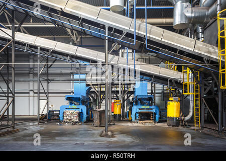Minsk, Belarus - Octobre 2018 : presse à ordures sur le recyclage des déchets moderne usine de traitement. Séparer la collecte des déchets. Le recyclage et le stockage des déchets Banque D'Images