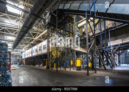 Minsk, Belarus - Octobre 2018 : constructions métalliques de déchets convoyeur de tri sur le recyclage des déchets moderne usine de traitement. Séparer les déchets collectio Banque D'Images