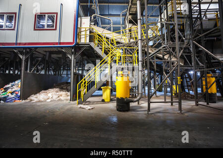 Minsk, Belarus - Octobre 2018 : constructions métalliques de déchets convoyeur de tri sur le recyclage des déchets moderne usine de traitement. Séparer les déchets collectio Banque D'Images