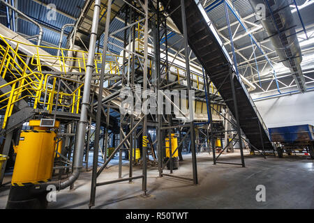 Minsk, Belarus - Octobre 2018 : constructions métalliques de déchets convoyeur de tri sur le recyclage des déchets moderne usine de traitement. Séparer les déchets collectio Banque D'Images