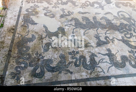 Ostia Antica à Rome, Italie. Détail de la mosaïque du triomphe de Neptune dans le frigidarium des thermes de Neptune Banque D'Images