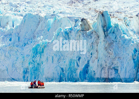 Un groupe de passagers de navires de l'expédition sont en train d'explorer le visage de Dawes glaciaire Glacier dans l'Endicott Arm fjord dans le Sud-Est de l'Alaska, USA Banque D'Images