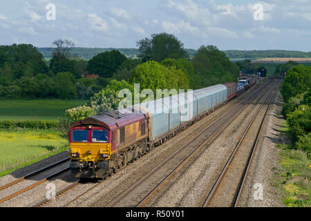 Un certain nombre de locomotives diesel de la classe 66 66003 une voiture de train à Fontenoille sur la Great Western Main Line. Banque D'Images