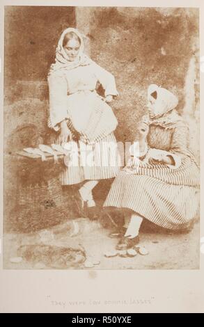 Jeanie Wilson et Annie Linton, Newhaven des pêcheuses. Portrait en pied des deux femmes, Jeanie Wilson debout, de gauche à côté d'une sélection de poissons, Annie Linton assis droit, semble-t-il ouvrir les huîtres. Une centaine de Calotype Sketches. Édimbourg, 1848. Portrait en pied de deux pêcheurs Newhaven, assis sur le quai, avec un panier de lignes à côté d'eux. Un gardien est identifié comme David Young. Source : C.128.k.10 85. Banque D'Images