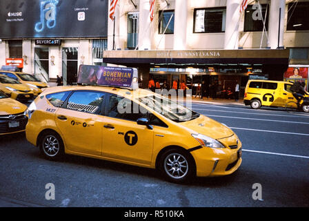 Taxi jaune devant l'hôtel Pennsylvania, New York City, États-Unis d'Amérique. Banque D'Images