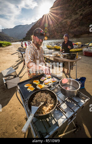 Deux guides de rafting cuire un repas au camp tandis que sur un voyage de rafting de la rivière Verte, Â la désolation/GrayÂ section Canyon, Utah, USA Banque D'Images