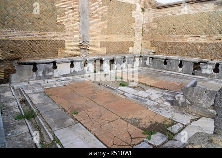 Ostia Antica à Rome, Italie. Latrines publiques romaines trouvés dans les fouilles d'Ostia Antica Banque D'Images
