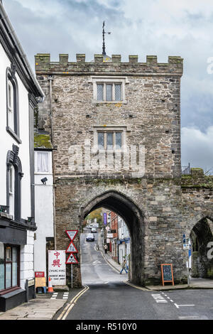 La cité médiévale Southgate Arch sur Southgate Street dans la ville de Cornouailles de Launceston. Banque D'Images