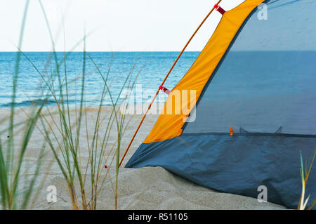 Yellow tente sur la plage, camping touristique sur le sable de la mer Banque D'Images