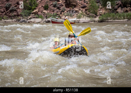 Un homme et une femme inflatableÂ Aâ pagaie kayak dans des rapides sur un voyage de rafting de la rivière Verte, Â la désolation/GrayÂ section Canyon, Utah, USA Banque D'Images