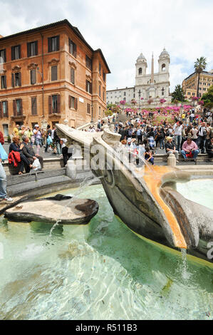 Fontana della Barcaccia du début du Baroque (fontaine de l'ancien bateau) du XVII siècle sur la Piazza di Spagna, baroque romain monumental escalier de la Trini Banque D'Images