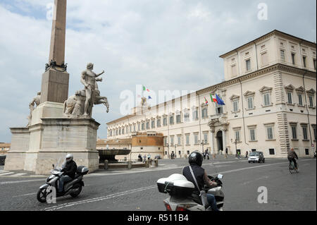 Fontana dei Dioscuri (dresseurs de chevaux Castor et Pollux Fontaine) avec obélisque Quirinale et Baroque Palazzo del Quirinale (Palais du Quirinal) construit au XVI Banque D'Images