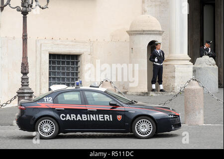 Les carabiniers voiture en face de Palazzo del Quirinale (Palais du Quirinal), résidence officielle du Président de la République italienne, dans le centre historique o Banque D'Images