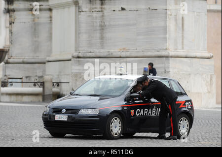 Les carabiniers voiture en face de Palazzo del Quirinale (Palais du Quirinal), résidence officielle du Président de la République italienne, dans le centre historique o Banque D'Images